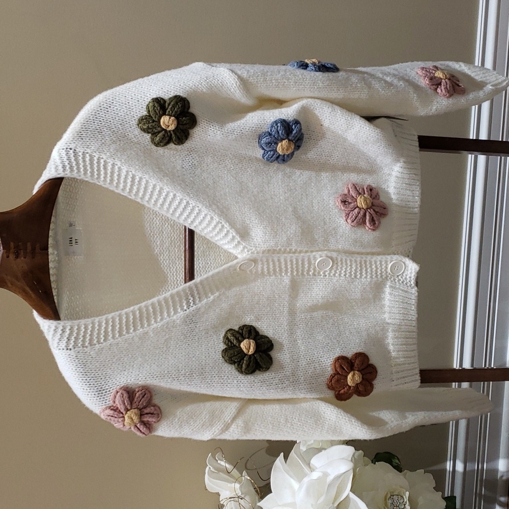 Nwt Luna Ivy sweater with buttons and flowers